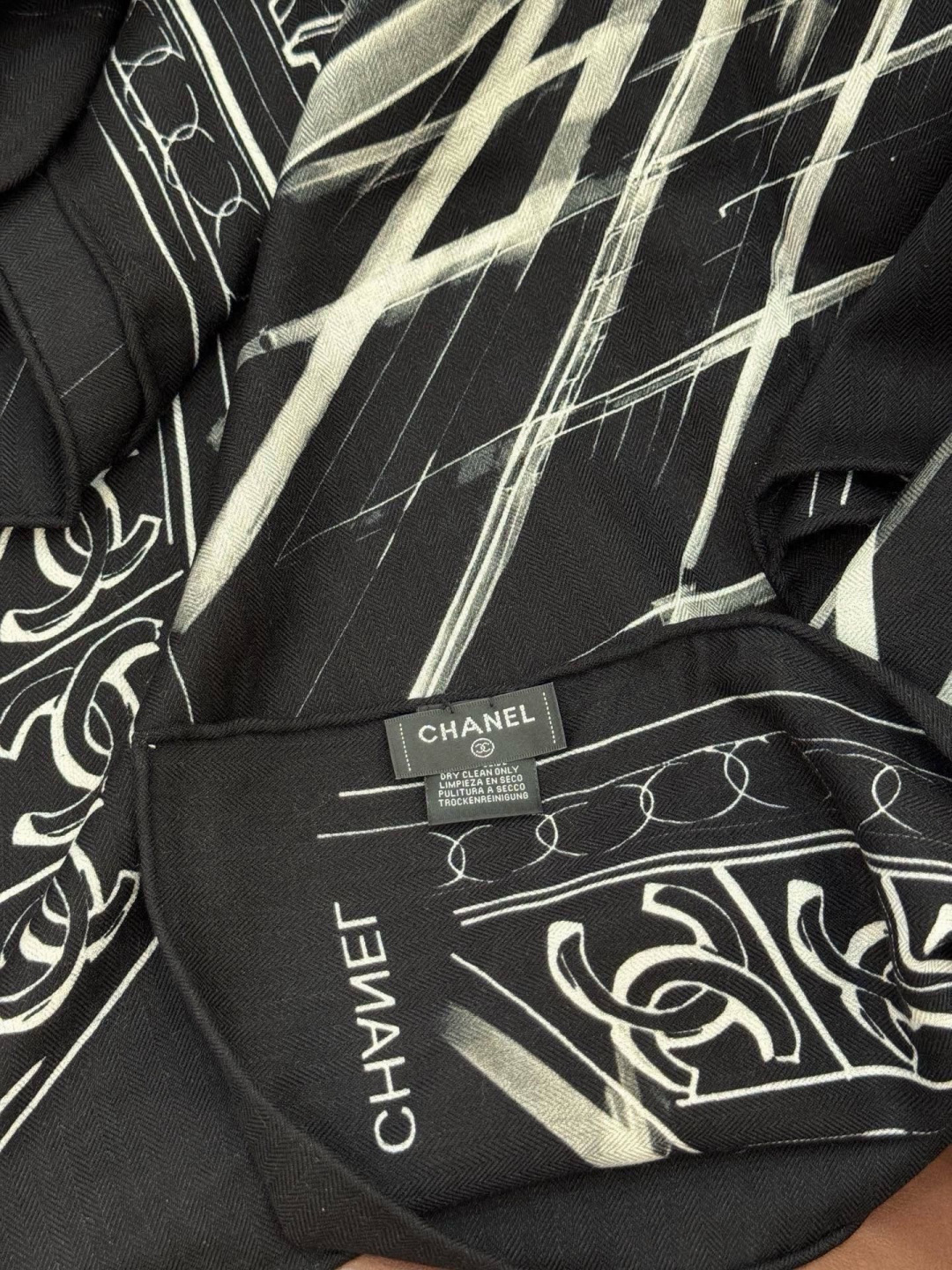 CHANEL ~新品【140顶级丝绒双面同色】披肩的图案是巴黎大皇宫中被命名为“Gabrielle Ch
