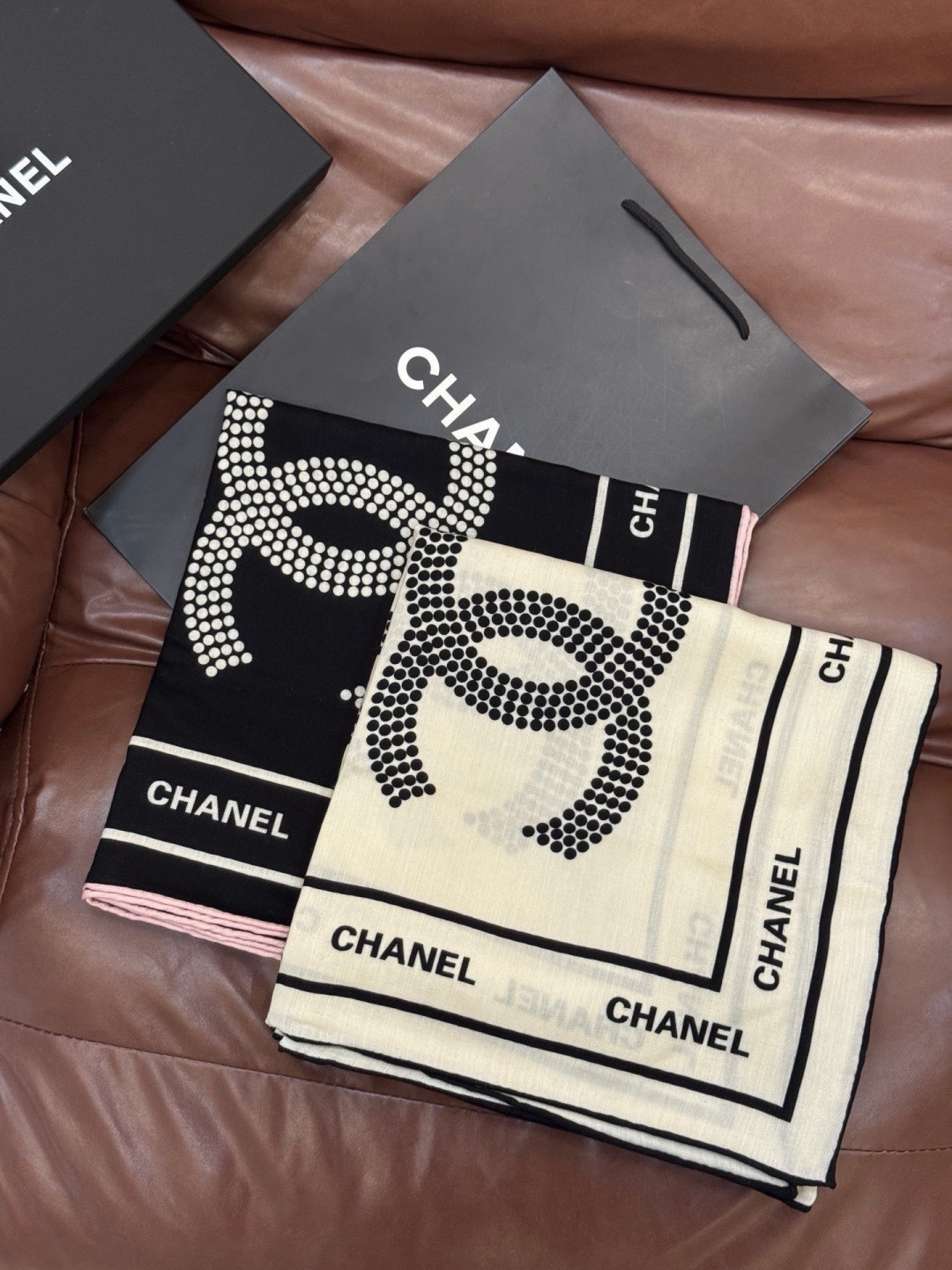 Chanel ~【140顶级双面丝绒披肩】香家logo与字母的完美碰撞设计底部还有隐隐约约的双C小Log