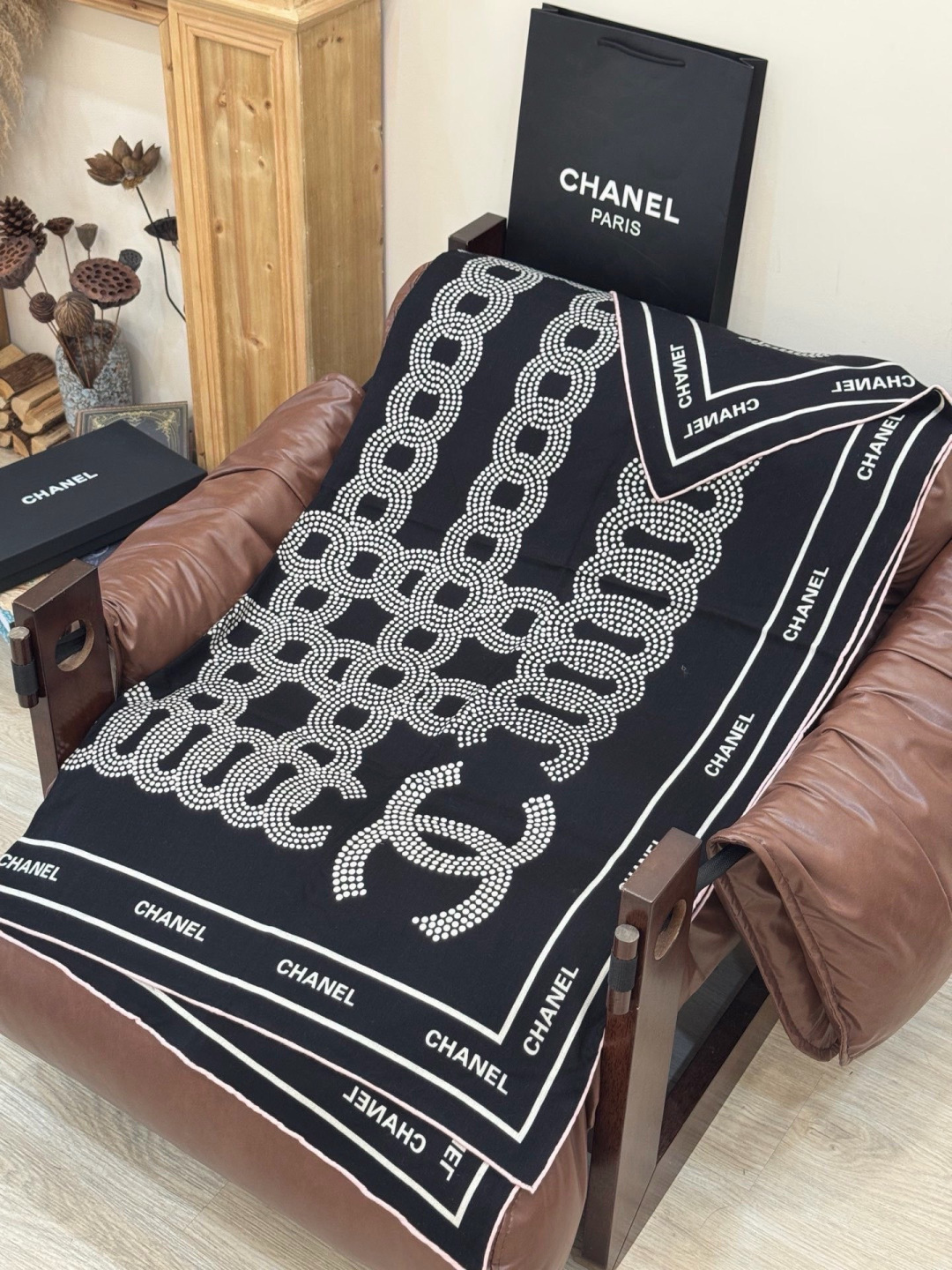 Chanel ~【140顶级双面丝绒披肩】香家logo与字母的完美碰撞设计底部还有隐隐约约的双C小Log