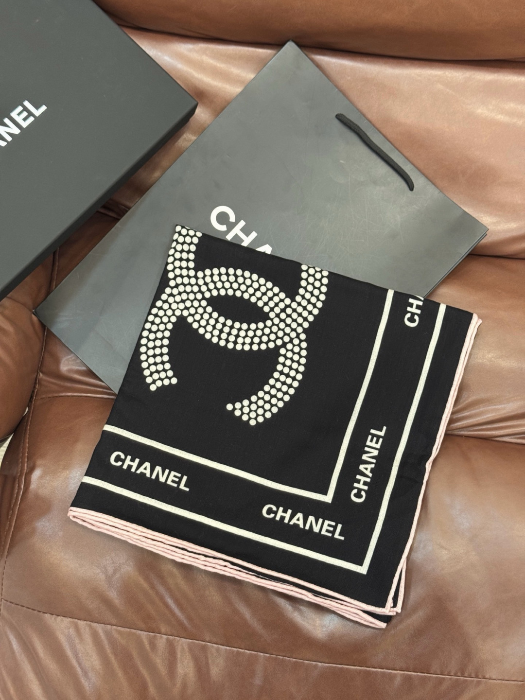 Chanel ~【140顶级双面丝绒披肩】香家logo与字母的完美碰撞设计底部还有隐隐约约的双C小Log