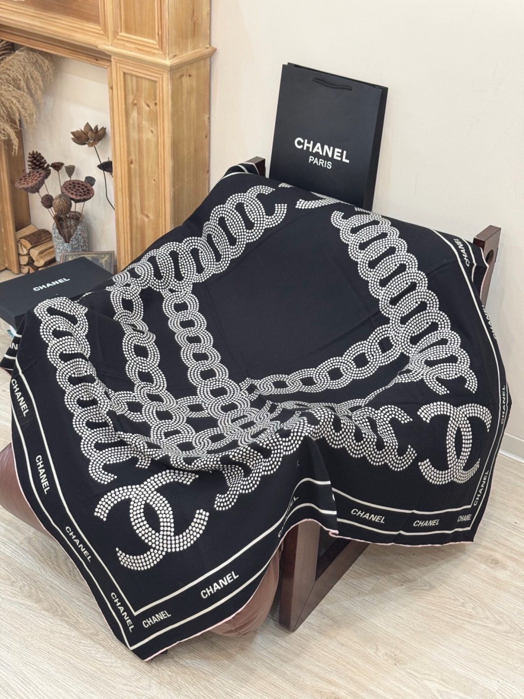 Chanel ~【140顶级双面丝绒披肩】香家logo与字母的完美碰撞设计底部还有隐隐约约的双C小Log