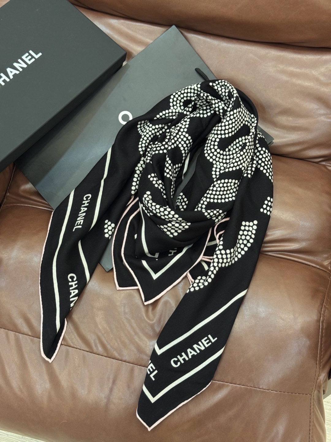 Chanel ~【140顶级双面丝绒披肩】香家logo与字母的完美碰撞设计底部还有隐隐约约的双C小Log