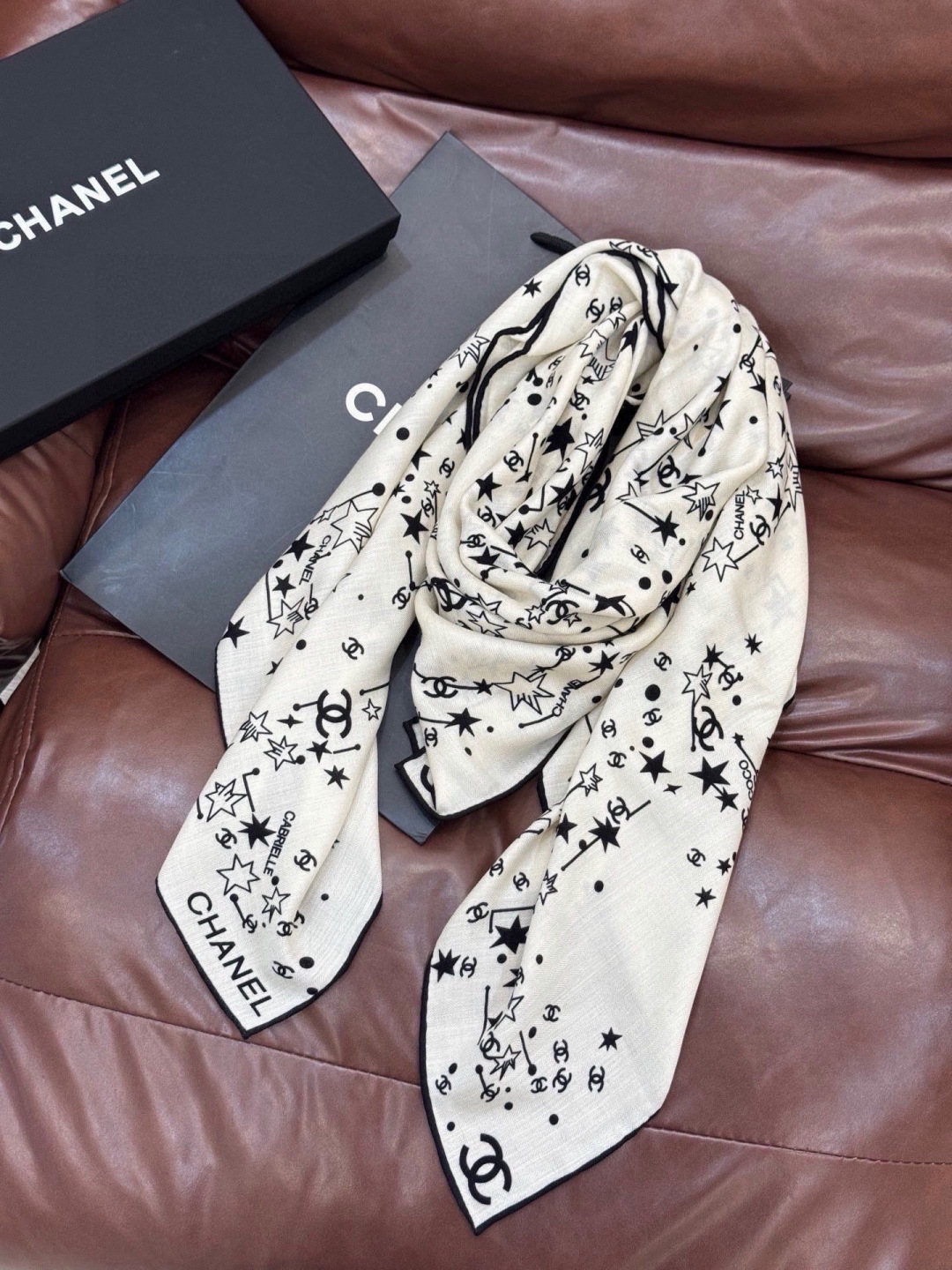 Chanel ~新品～【140顶级丝绒双面同色】繁星点点与双C的完美结合适合各种场合搭配使用黑白两色经典