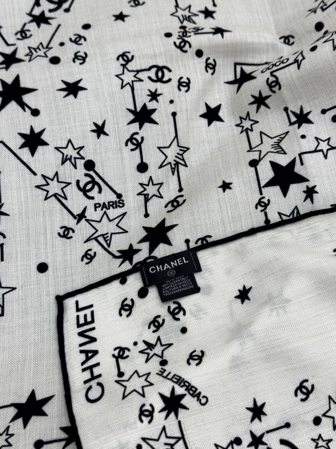 Chanel ~新品～【140顶级丝绒双面同色】繁星点点与双C的完美结合适合各种场合搭配使用黑白两色经典