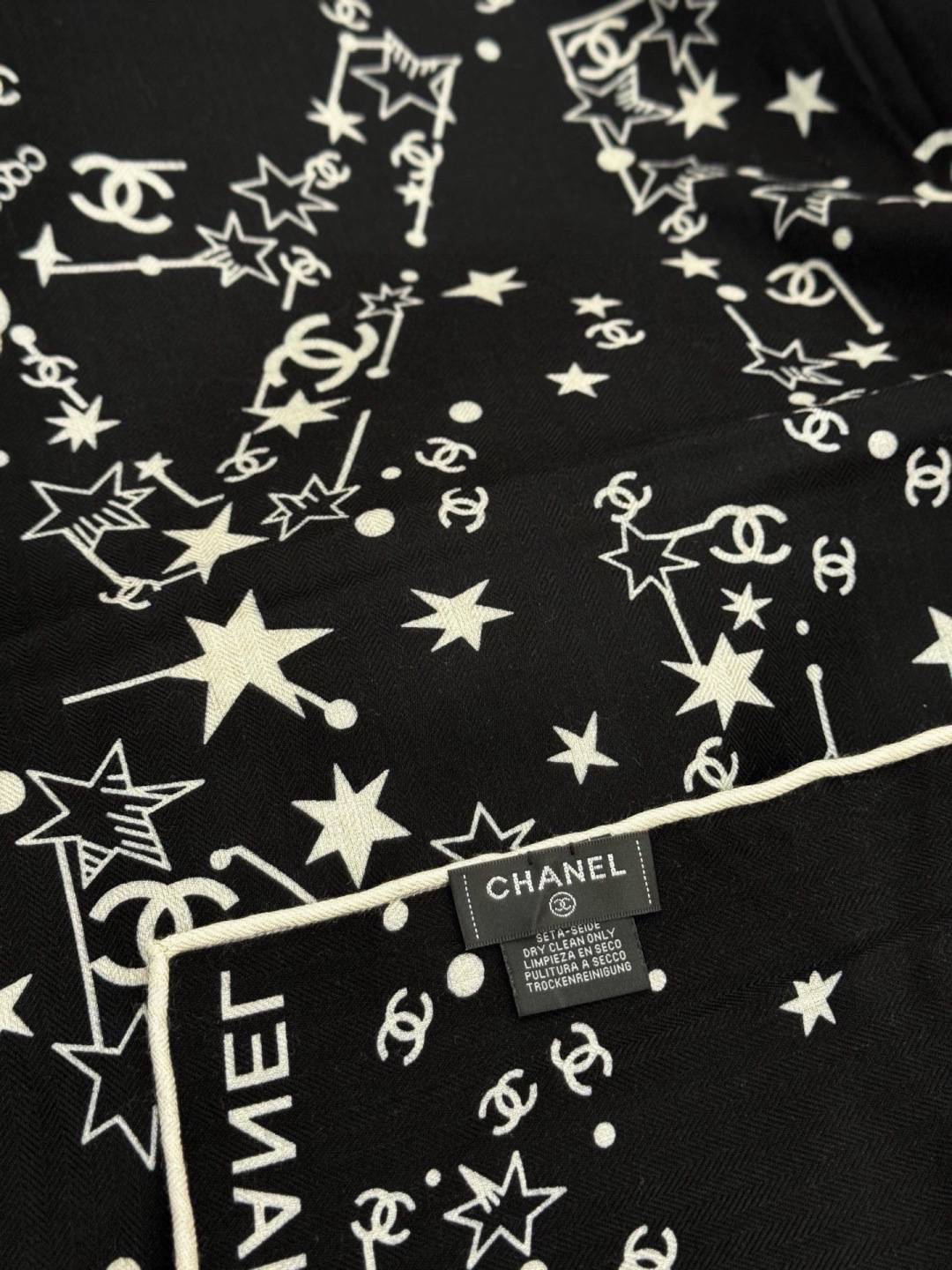 Chanel ~新品～【140顶级丝绒双面同色】繁星点点与双C的完美结合适合各种场合搭配使用黑白两色经典