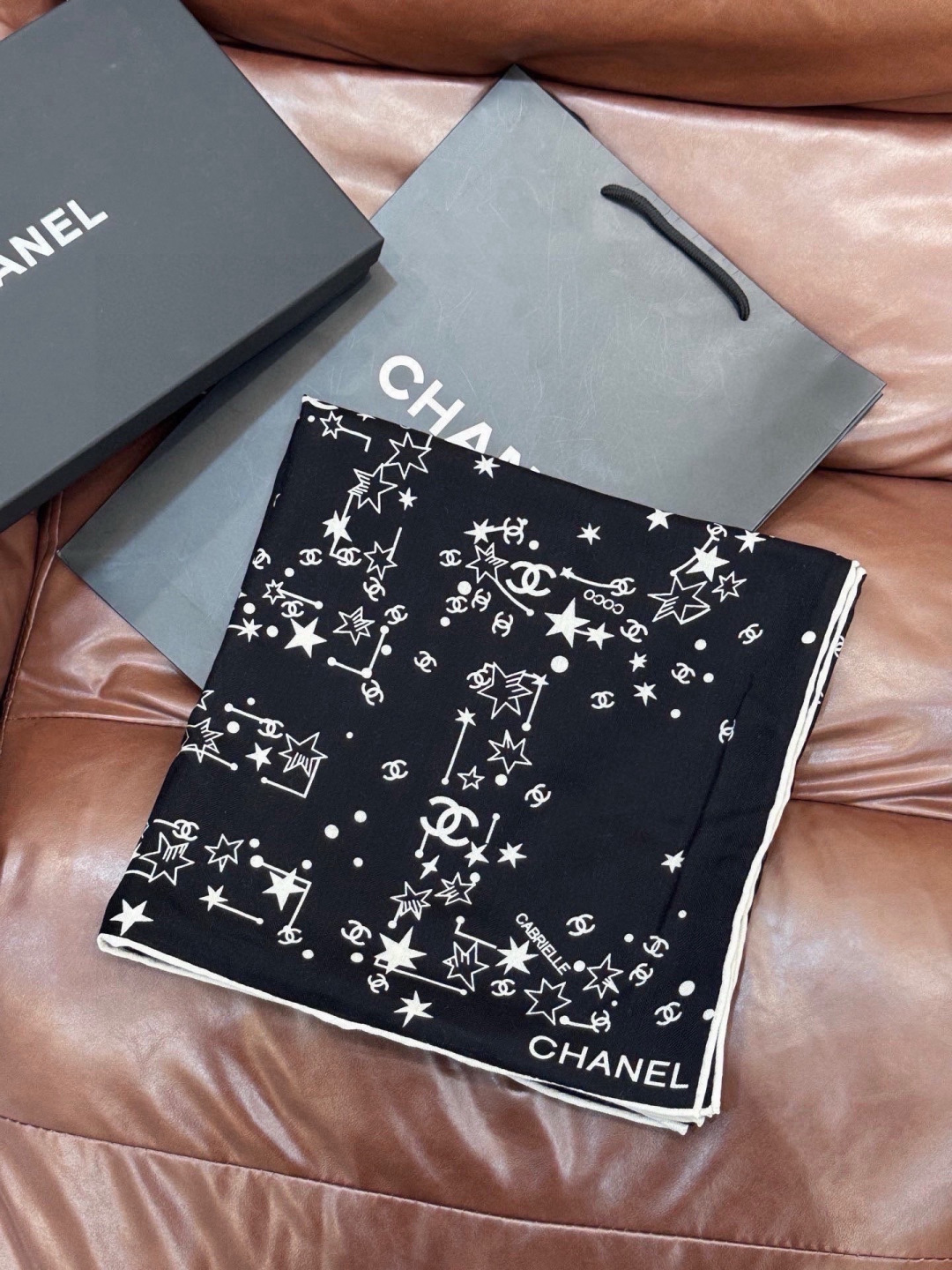 Chanel ~新品～【140顶级丝绒双面同色】繁星点点与双C的完美结合适合各种场合搭配使用黑白两色经典