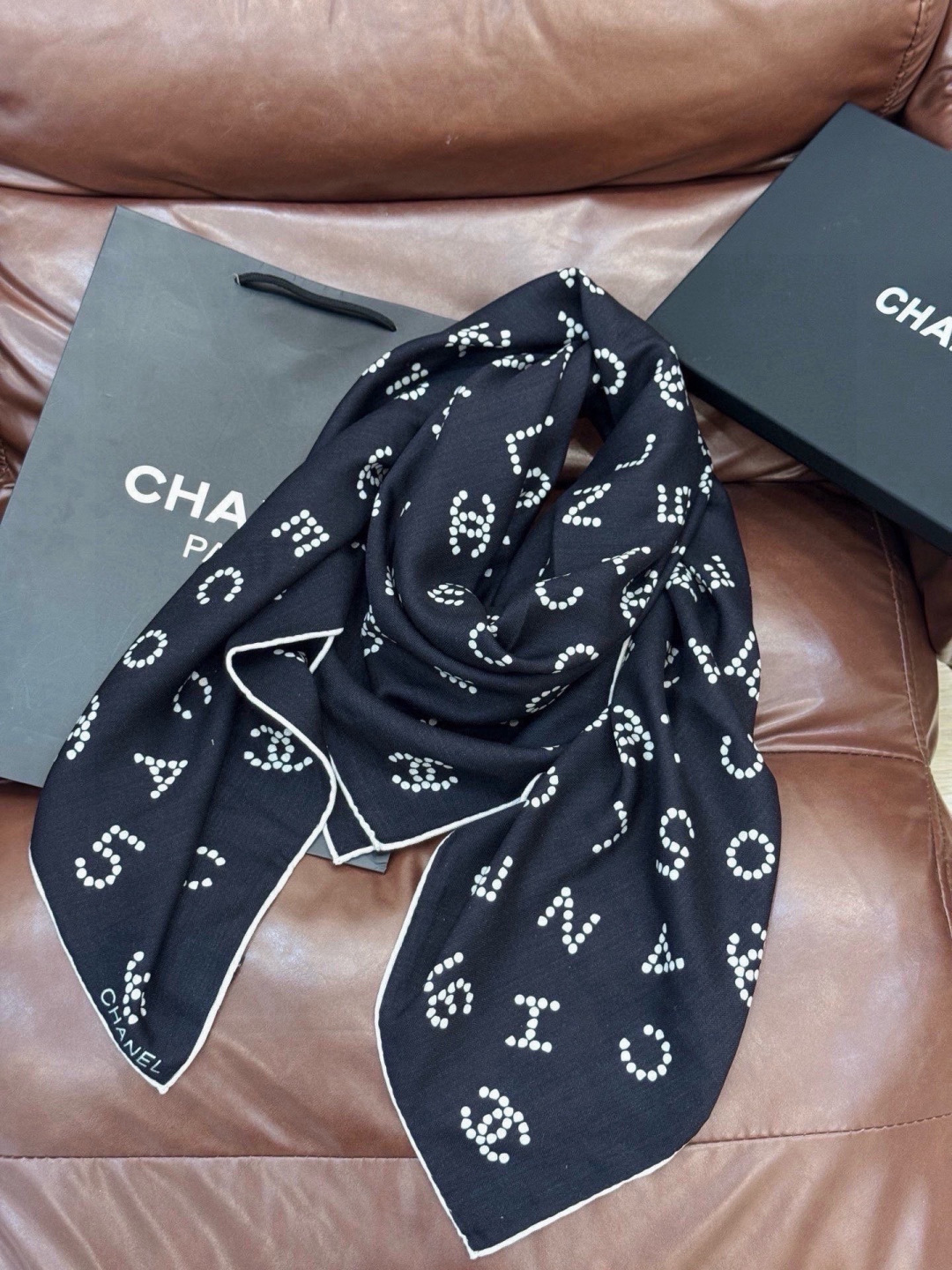 Chanel-丝绒双面方巾【140双面同色】出道即巅峰🐂火爆到一条难求🖤高级感十足的字母CC，和一切经典