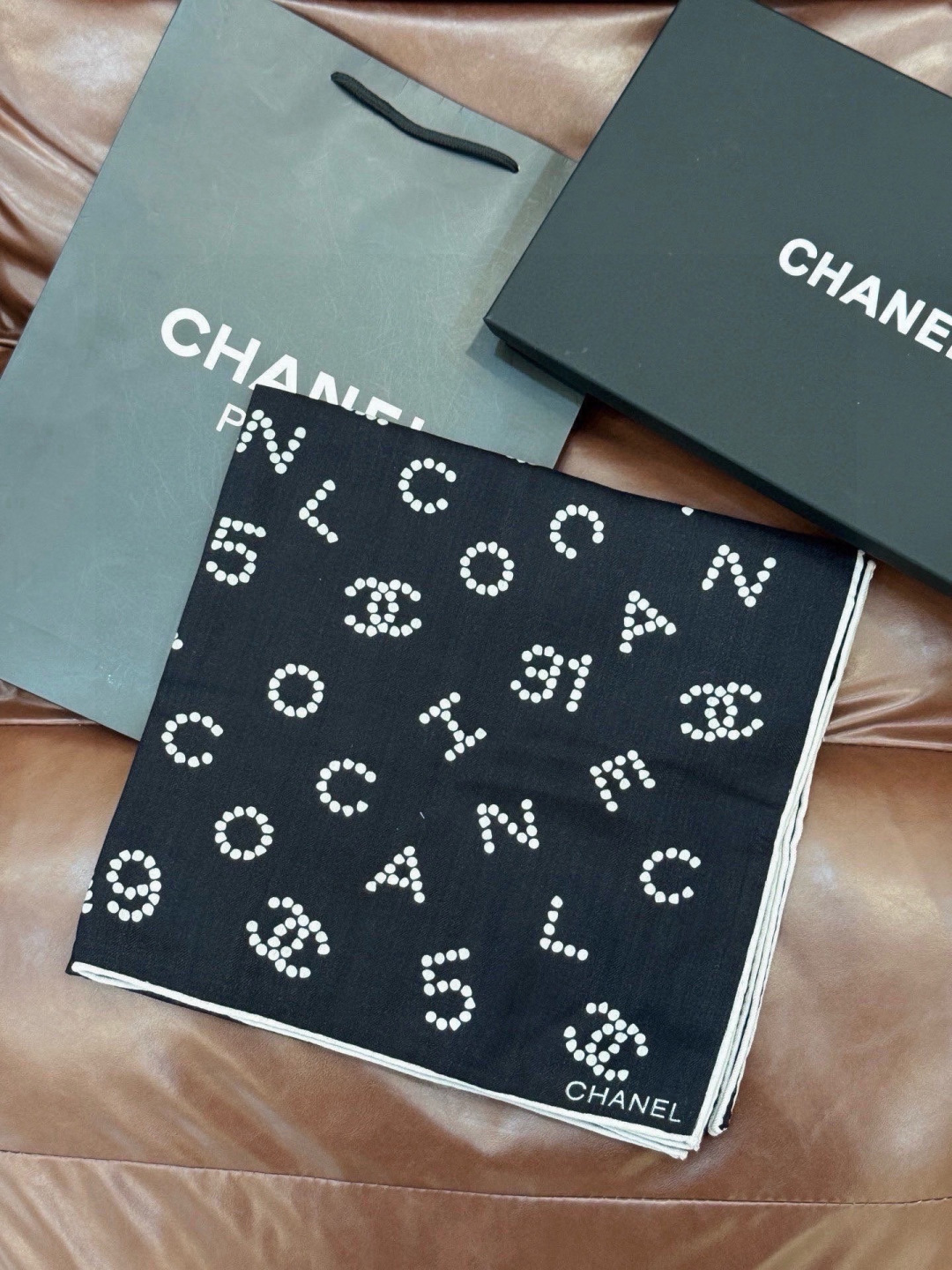 Chanel-丝绒双面方巾【140双面同色】出道即巅峰🐂火爆到一条难求🖤高级感十足的字母CC，和一切经典
