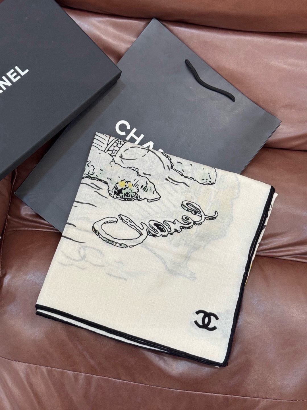 Chanel 高级手工坊系列～～【140顶级丝绒双面同色披肩】25高级手工坊系列作品梦幻而极具电影感，灵