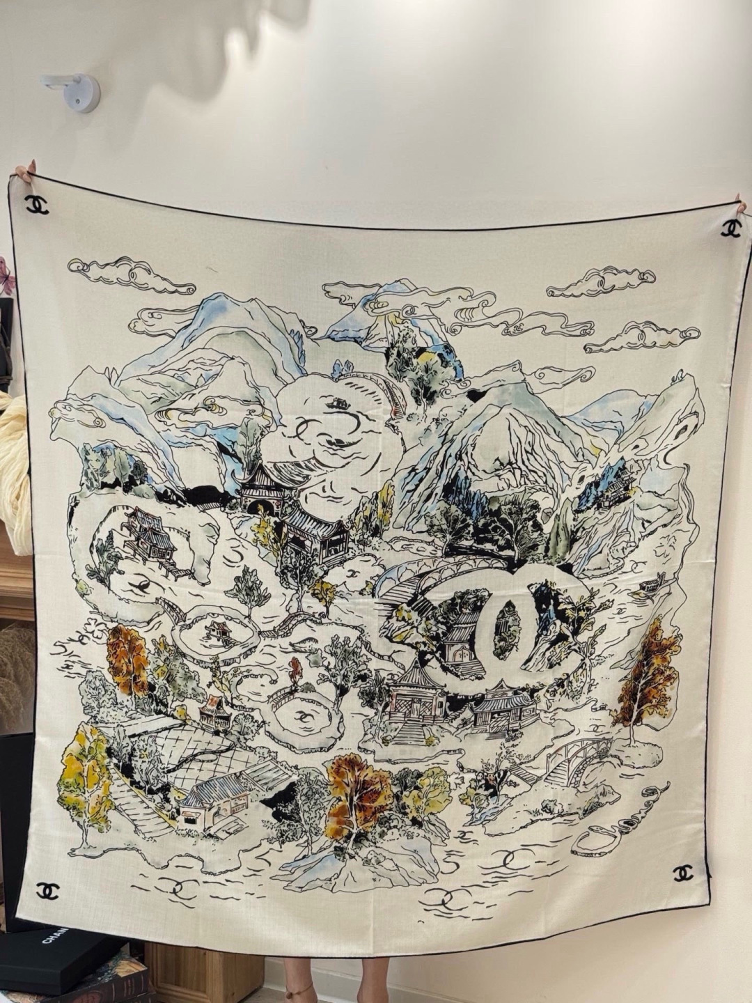 Chanel 高级手工坊系列～～【140顶级丝绒双面同色披肩】25高级手工坊系列作品梦幻而极具电影感，灵