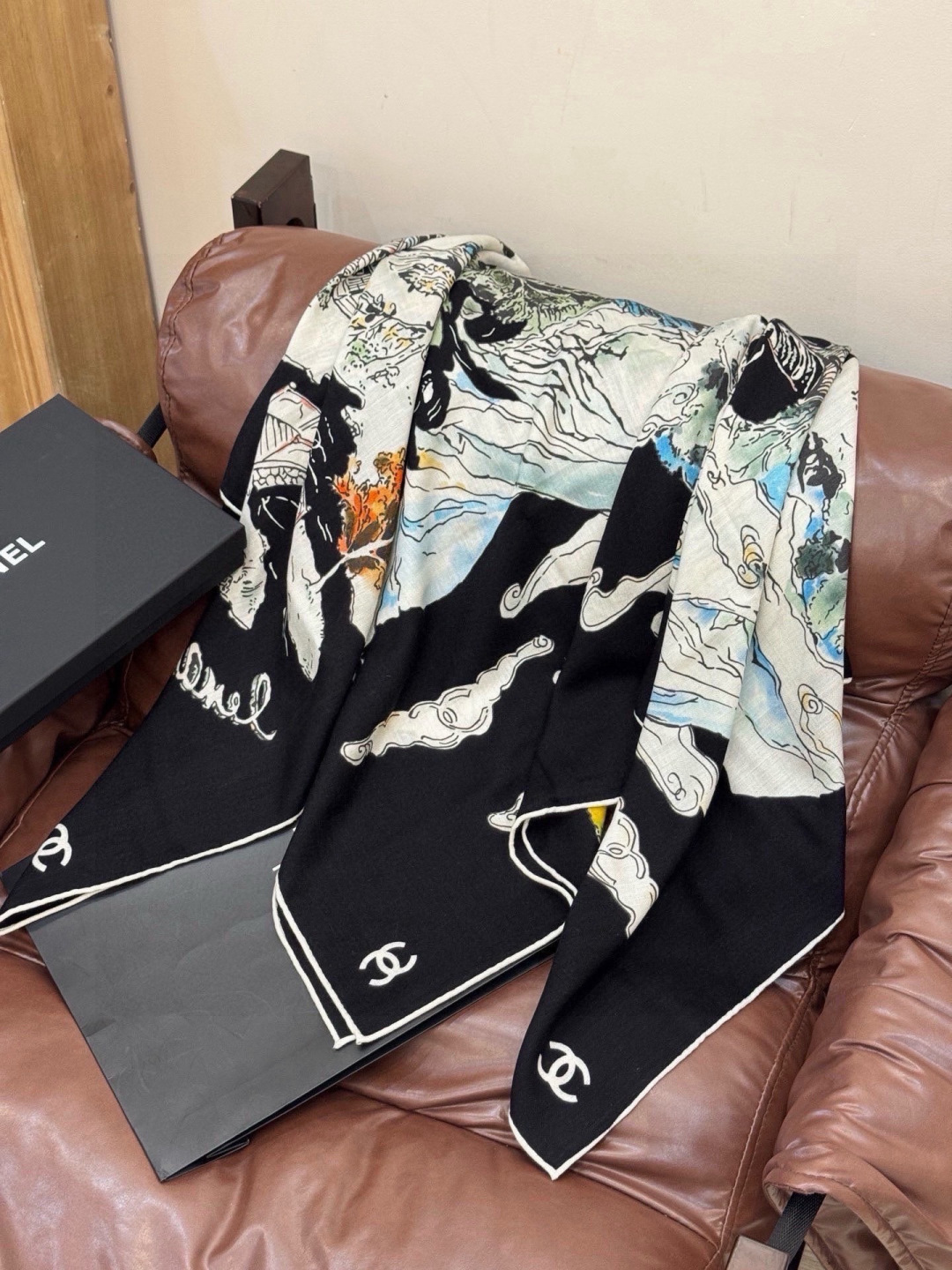 Chanel 高级手工坊系列～～【140顶级丝绒双面同色披肩】25高级手工坊系列作品梦幻而极具电影感，灵