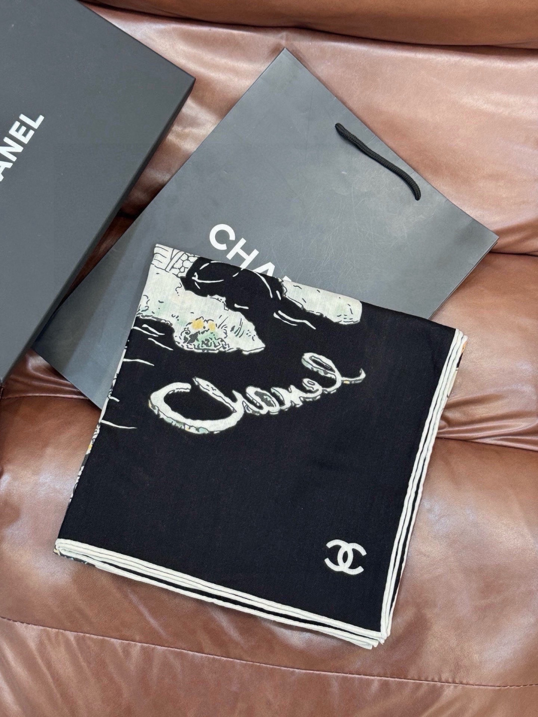 Chanel 高级手工坊系列～～【140顶级丝绒双面同色披肩】25高级手工坊系列作品梦幻而极具电影感，灵