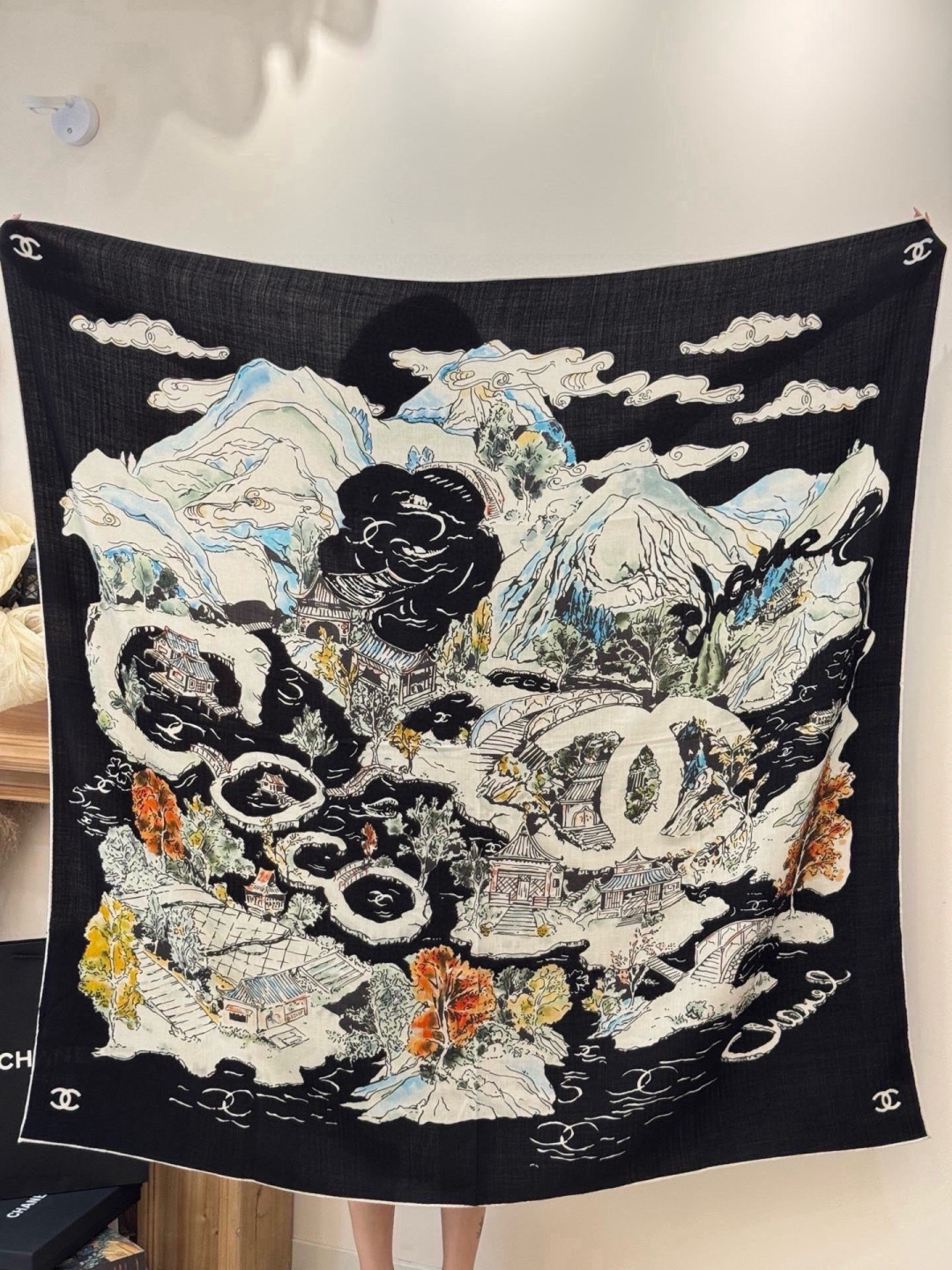 Chanel 高级手工坊系列～～【140顶级丝绒双面同色披肩】25高级手工坊系列作品梦幻而极具电影感，灵