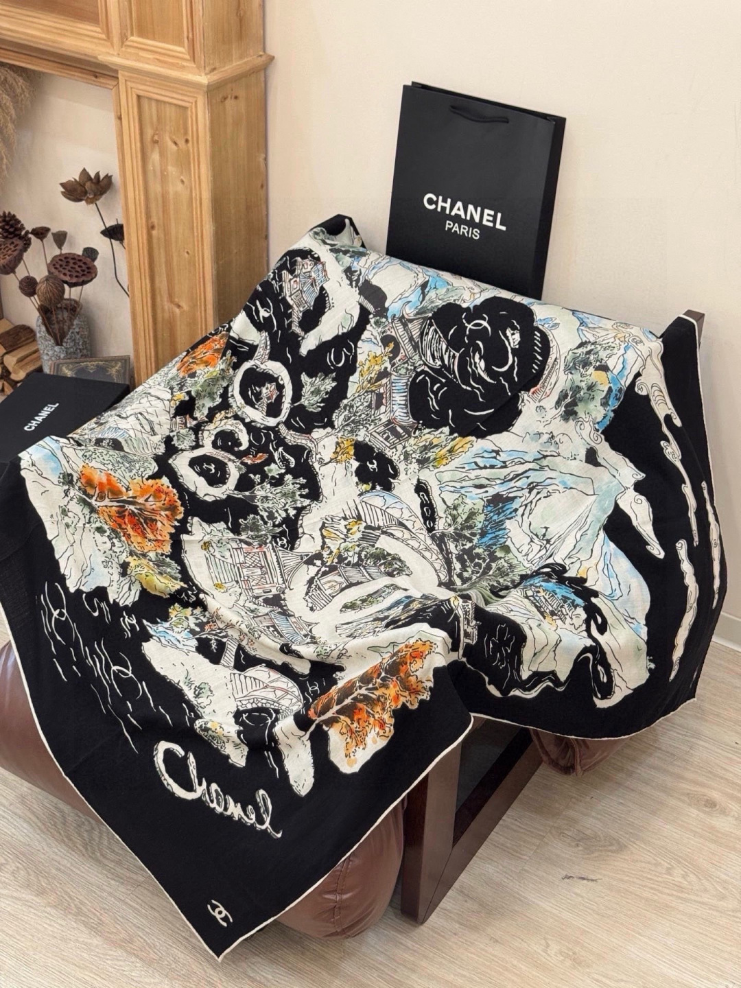 Chanel 高级手工坊系列～～【140顶级丝绒双面同色披肩】25高级手工坊系列作品梦幻而极具电影感，灵