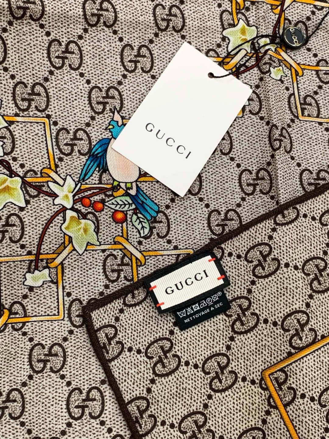 Gucci新款方巾 Gucci动物和花卉印花品牌典藏图案在与全新醒目印花的衬托下熠熠生辉。这款方巾匠心缀