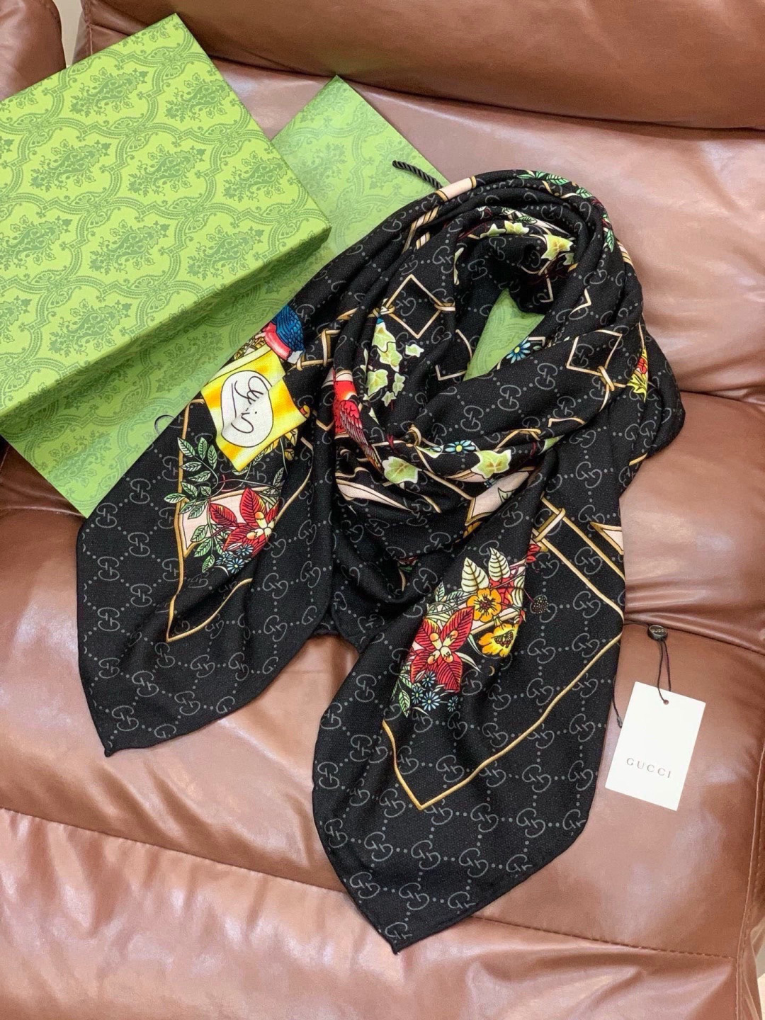 Gucci新款方巾 Gucci动物和花卉印花品牌典藏图案在与全新醒目印花的衬托下熠熠生辉。这款方巾匠心缀