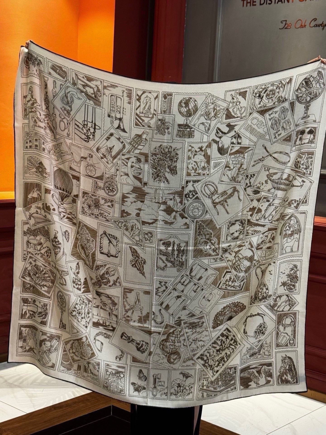 💟抢先 上新💞【双面同色丝绒方巾】手工卷边山羊绒和真丝混纺披肩（70%山羊绒，30%桑蚕丝）这款披肩采用