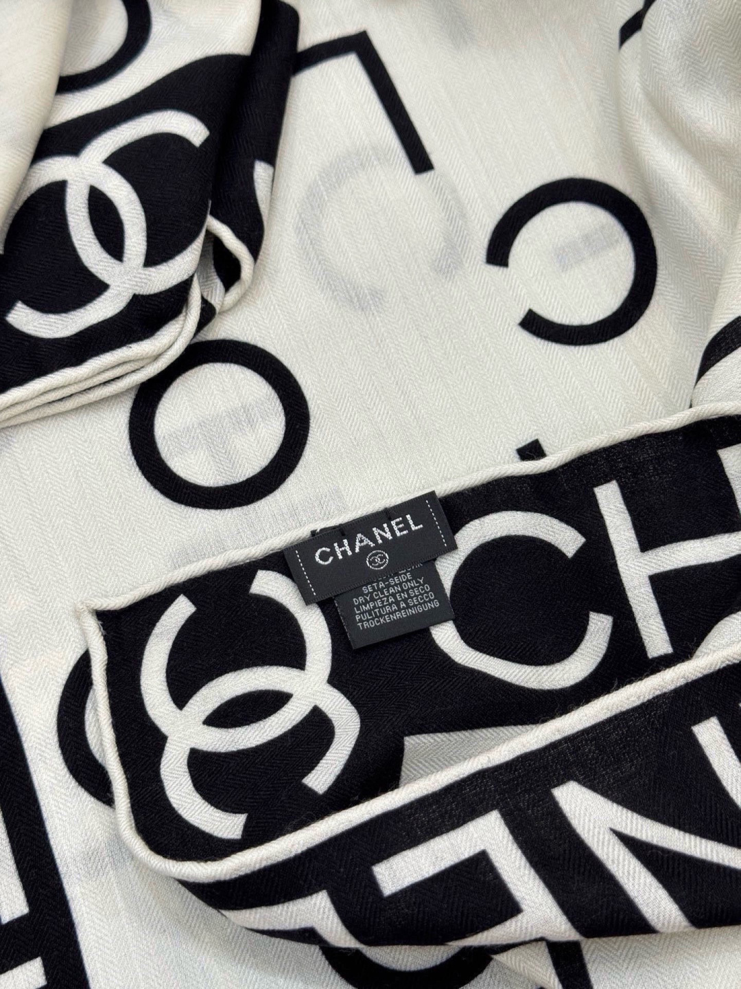 Chanel ~【140顶级双面丝绒披肩】香家logo与字母的完美碰撞设计底部还有隐隐约约的双C小Log