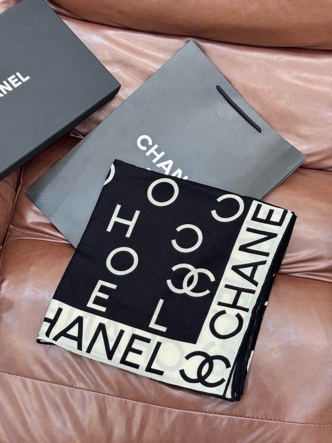 Chanel ~【140顶级双面丝绒披肩】香家logo与字母的完美碰撞设计底部还有隐隐约约的双C小Log