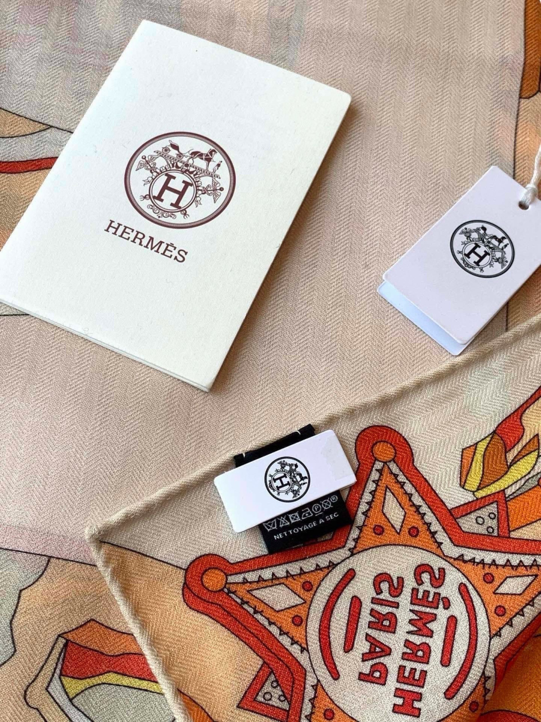 羊绒新款🆕👏👏买了都说好看‼️推荐💕爱马仕双面同色羊绒方巾【双面同色140】，顶级工艺超值‼️爱马仕专柜