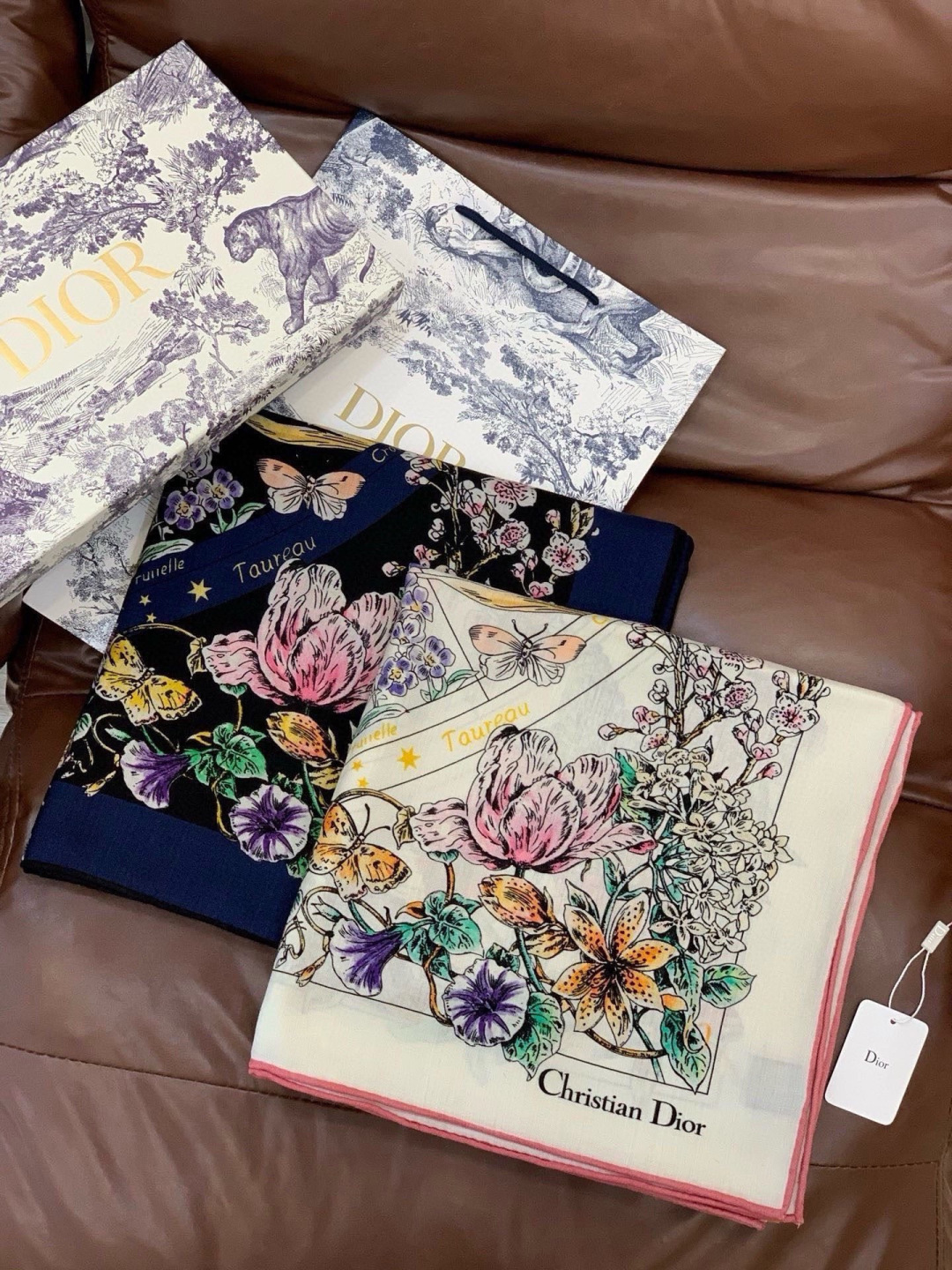 Dior 双面同色丝绒印花方巾140丝绒面料多色 Dior Astral Flowers这款方巾饰以 D