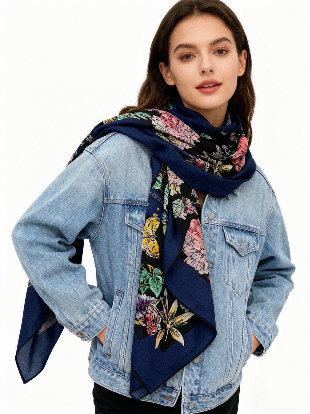 Dior 双面同色丝绒印花方巾140丝绒面料多色 Dior Astral Flowers这款方巾饰以 D