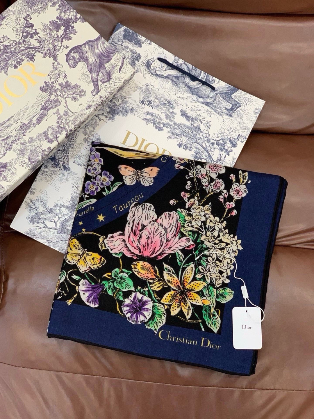 Dior 双面同色丝绒印花方巾140丝绒面料多色 Dior Astral Flowers这款方巾饰以 D