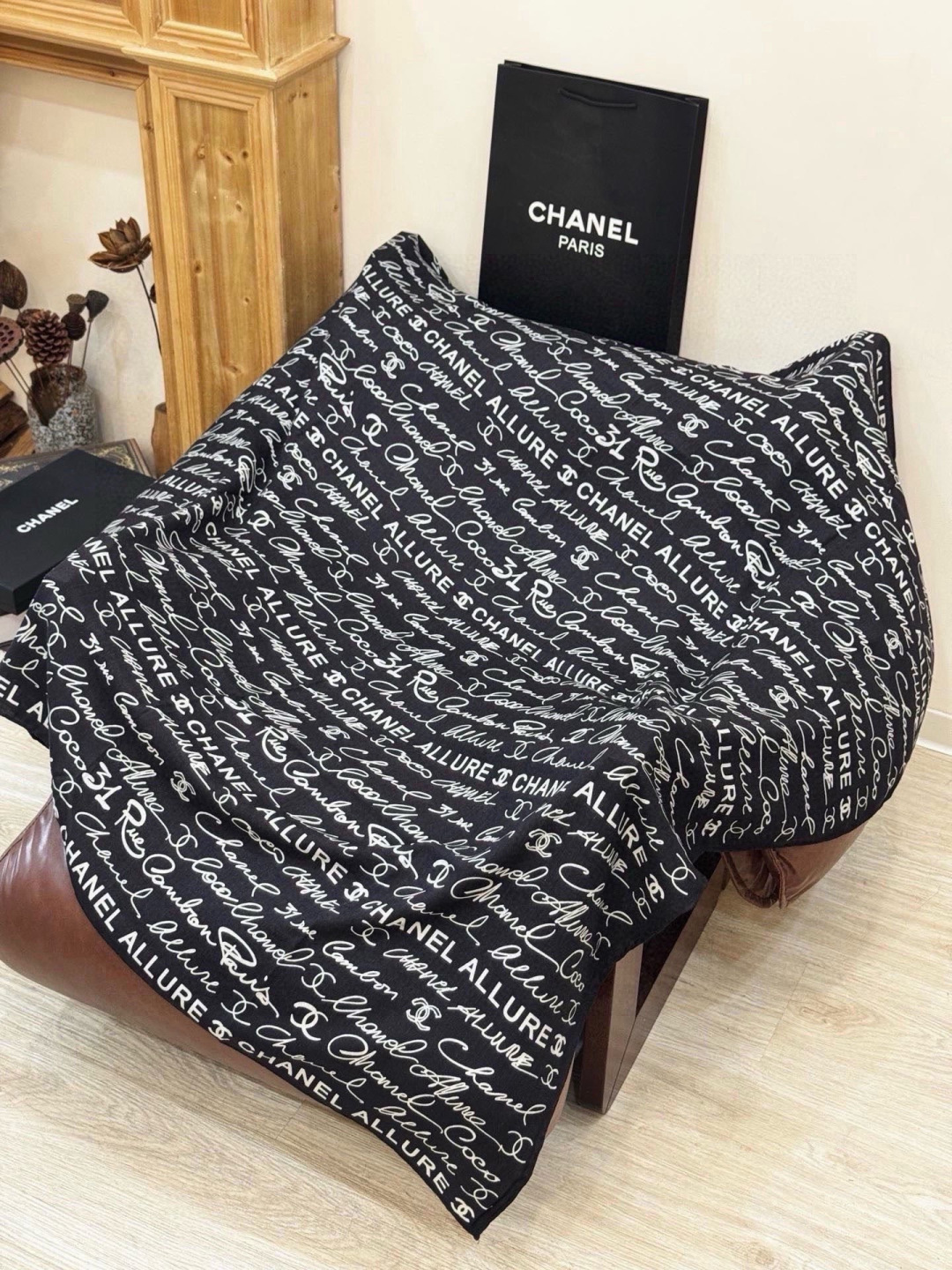 Chanel-丝绒双面方巾【140双面同色】出道即巅峰🐂火爆到一条难求🖤高级感十足的字母CC，和一切经典