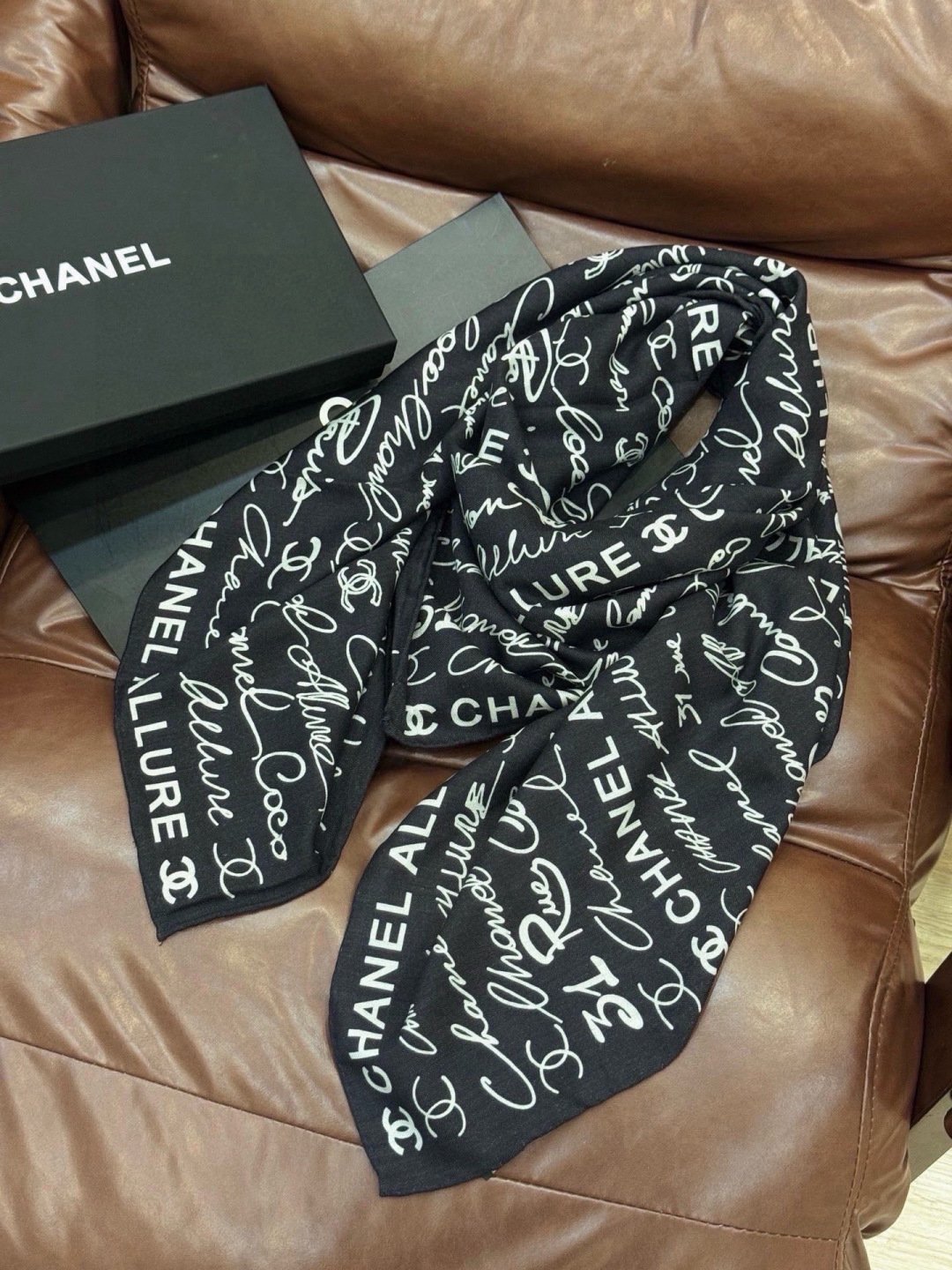 Chanel-丝绒双面方巾【140双面同色】出道即巅峰🐂火爆到一条难求🖤高级感十足的字母CC，和一切经典