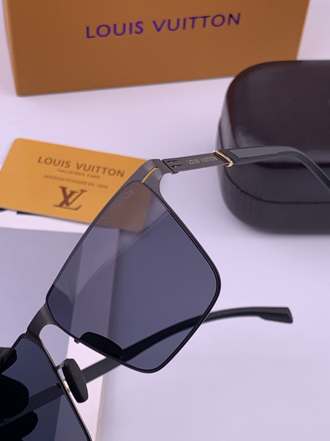 ♦️LV 新款男女情侣款太阳镜多边形墨镜iP电镀永不褪色 超轻超有弹性整幅眼镜无螺丝重要的是压不坏 高清