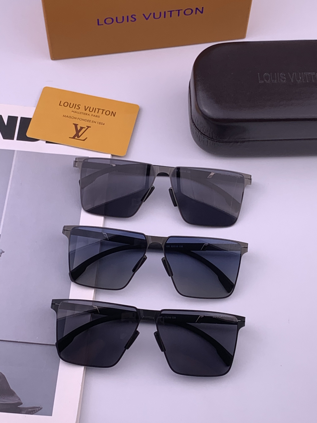 ♦️LV 新款男女情侣款太阳镜多边形墨镜iP电镀永不褪色 超轻超有弹性整幅眼镜无螺丝重要的是压不坏 高清