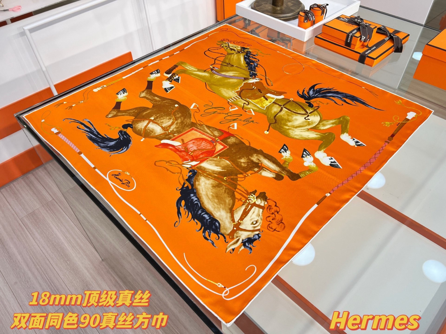 “纵意驰骋”90方巾-Hermes 丝巾名称：纵意驰骋设计师：Thibaut Rassat尺寸：88.5