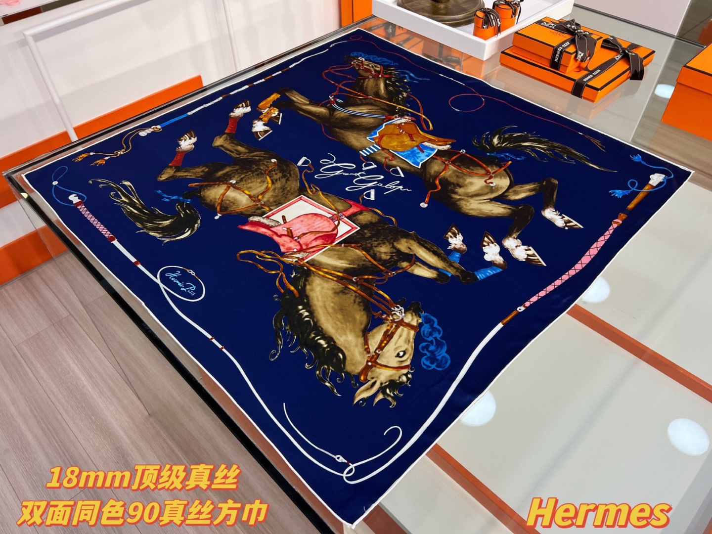 “纵意驰骋”90方巾-Hermes 丝巾名称：纵意驰骋设计师：Thibaut Rassat尺寸：88.5