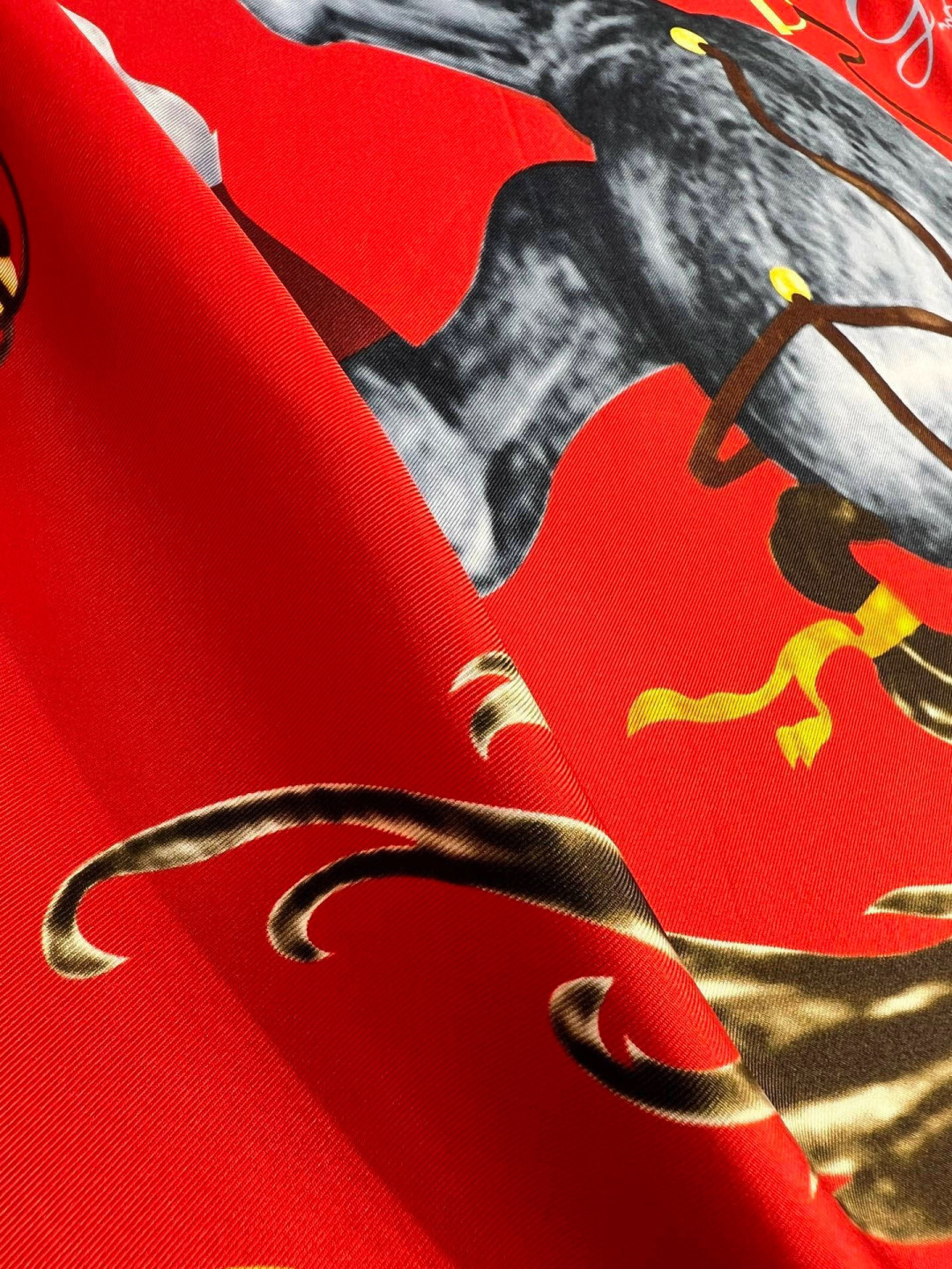 “纵意驰骋”90方巾-Hermes 丝巾名称：纵意驰骋设计师：Thibaut Rassat尺寸：88.5
