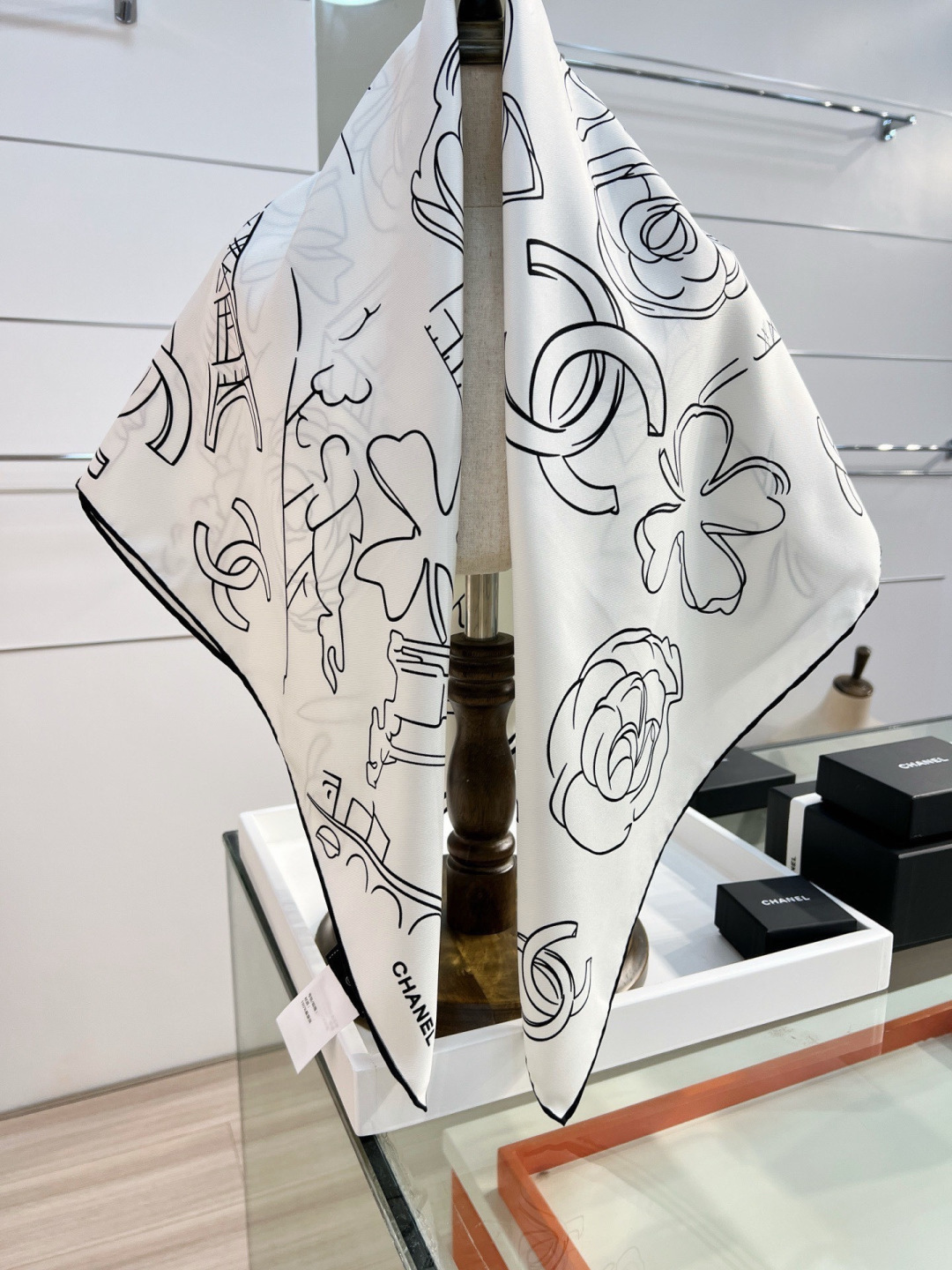 Chanel ~26新品～90双面真丝山茶花、四叶草、埃菲尔铁塔与双C的完美搭配适合各种场合搭配使用设计