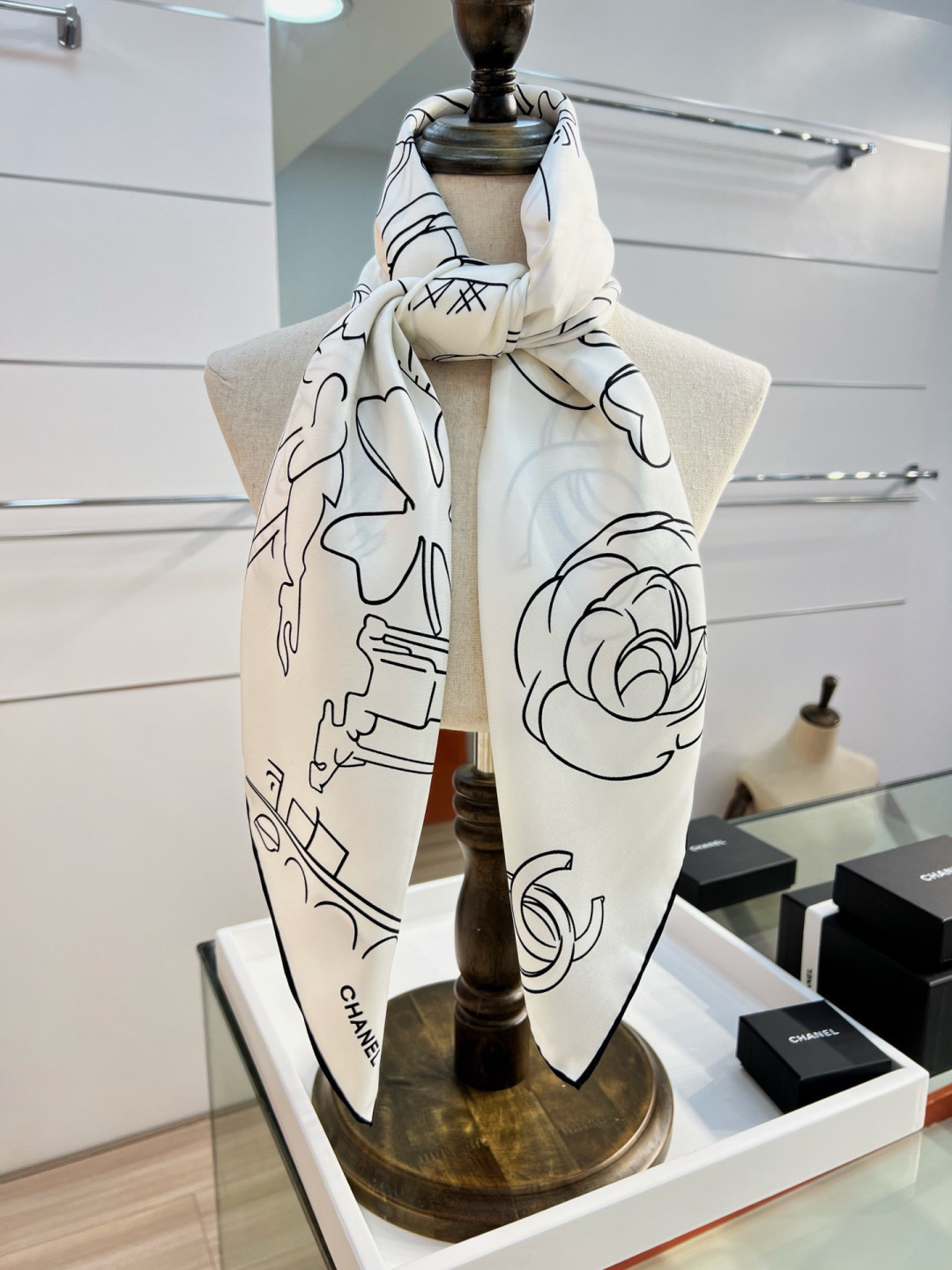 Chanel ~26新品～90双面真丝山茶花、四叶草、埃菲尔铁塔与双C的完美搭配适合各种场合搭配使用设计