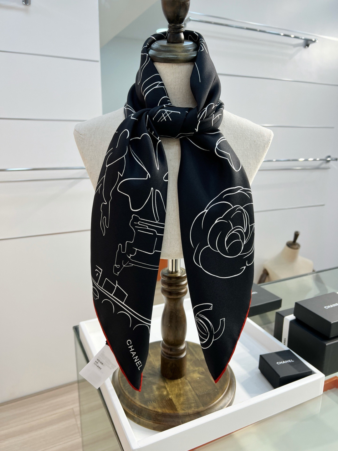 Chanel ~26新品～90双面真丝山茶花、四叶草、埃菲尔铁塔与双C的完美搭配适合各种场合搭配使用设计