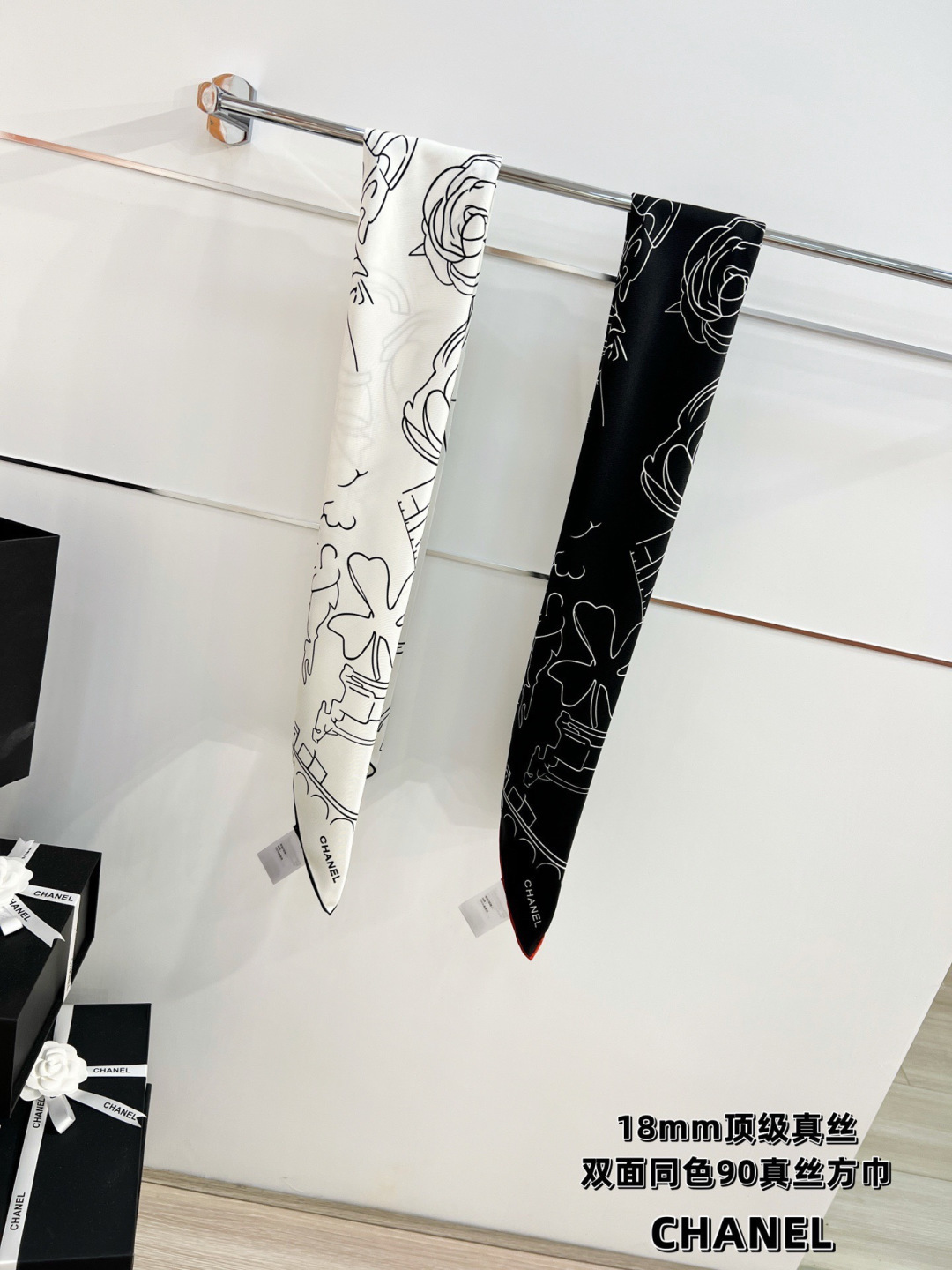 Chanel ~26新品～90双面真丝山茶花、四叶草、埃菲尔铁塔与双C的完美搭配适合各种场合搭配使用设计