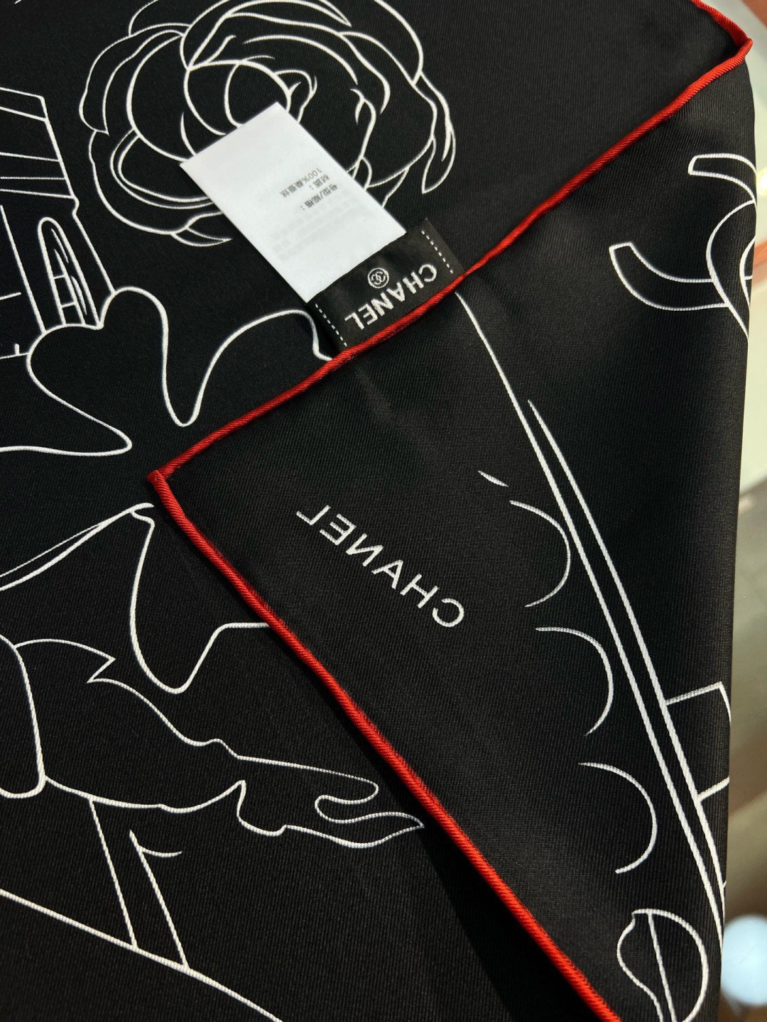 Chanel ~26新品～90双面真丝山茶花、四叶草、埃菲尔铁塔与双C的完美搭配适合各种场合搭配使用设计