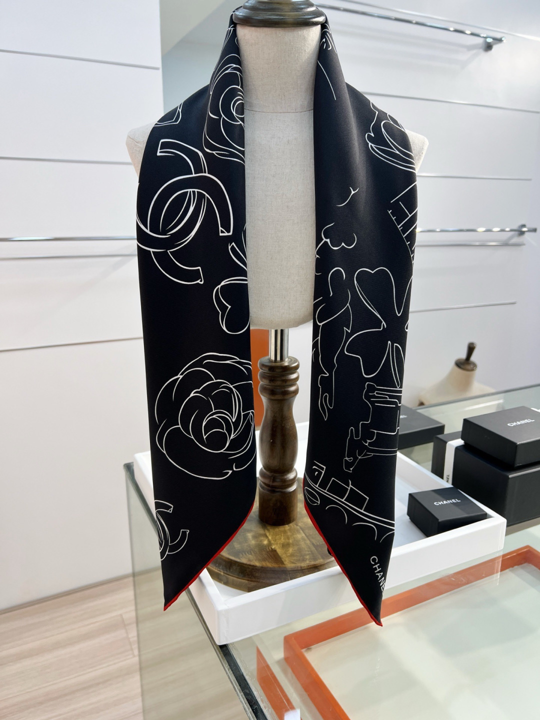 Chanel ~26新品～90双面真丝山茶花、四叶草、埃菲尔铁塔与双C的完美搭配适合各种场合搭配使用设计
