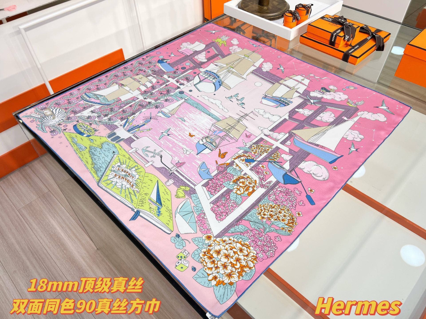 “诗意遨游”90方巾手工卷边斜纹真丝方巾（100%桑蚕丝）。这款爱马仕的经典单品展现强大而迷人的女性魅力