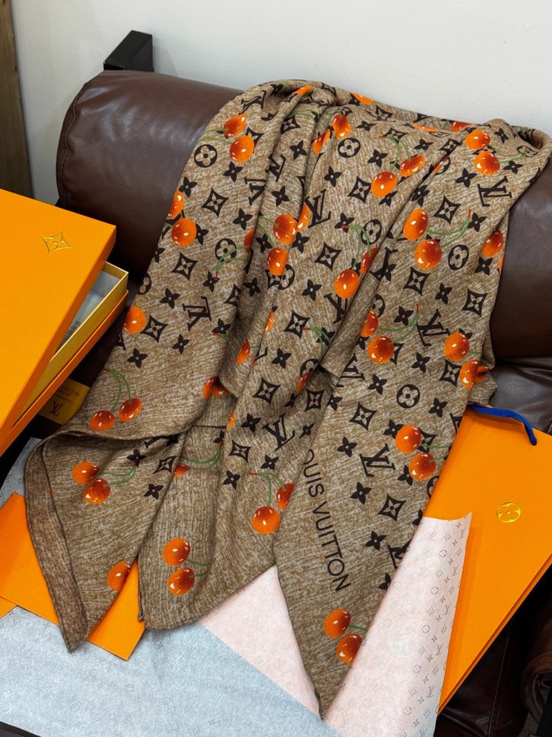 LV X TM MONOGRAMCERISE 140丝绒方巾【140双面丝绒同色】LV × TM Mon