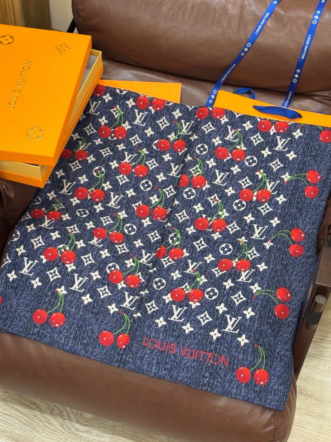 LV X TM MONOGRAMCERISE 140丝绒方巾【140双面丝绒同色】LV × TM Mon