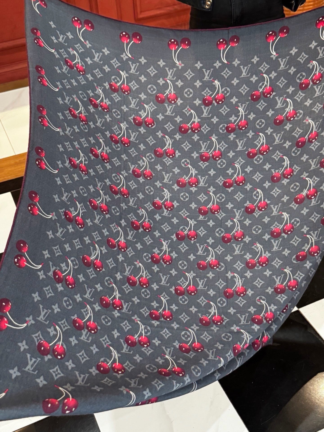 LV X TM MONOGRAMCERISE 140丝绒方巾【140双面丝绒同色】LV × TM Mon