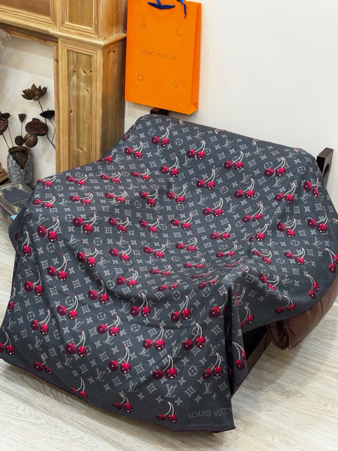 LV X TM MONOGRAMCERISE 140丝绒方巾【140双面丝绒同色】LV × TM Mon
