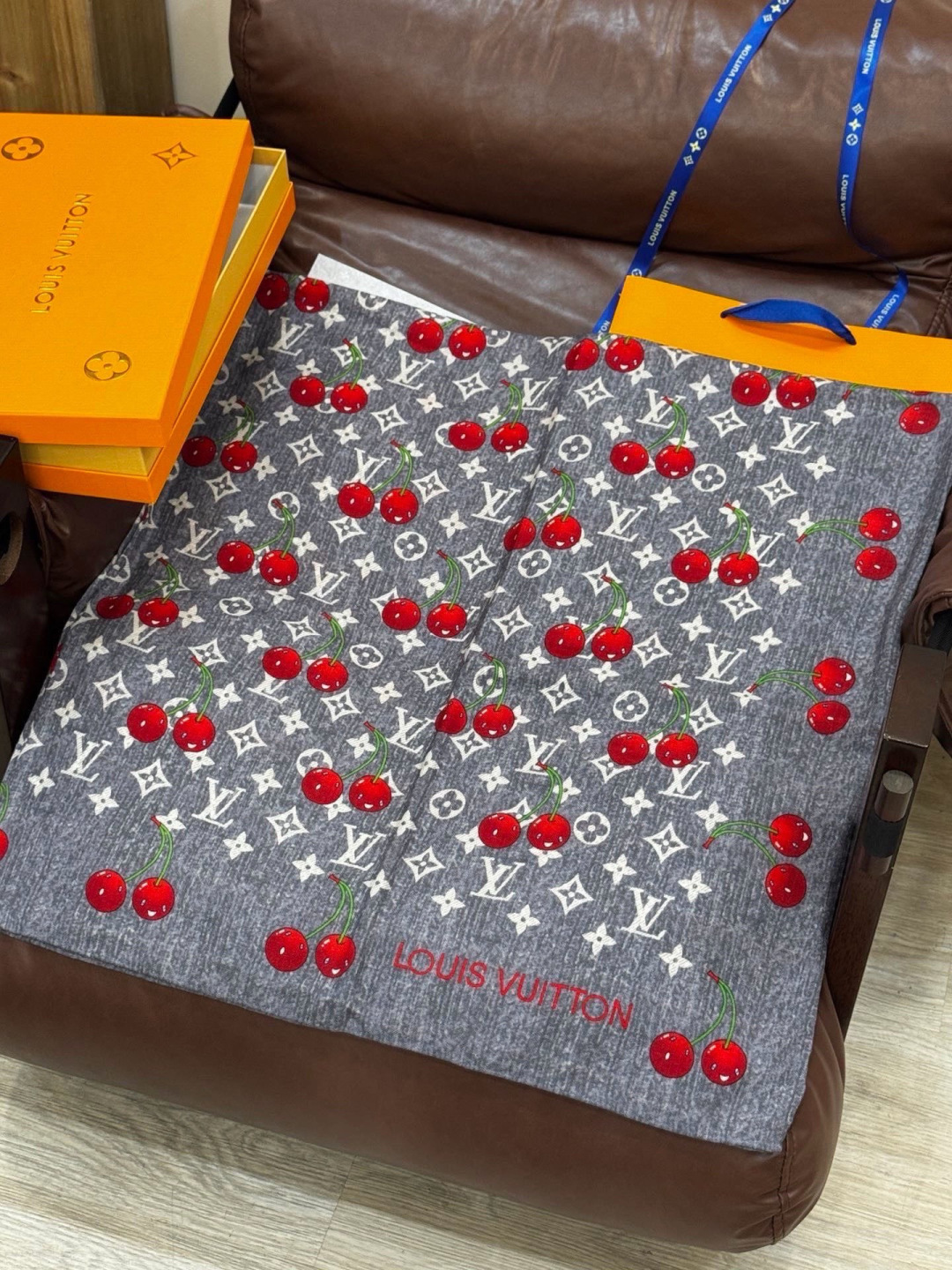 LV X TM MONOGRAMCERISE 140丝绒方巾【140双面丝绒同色】LV × TM Mon