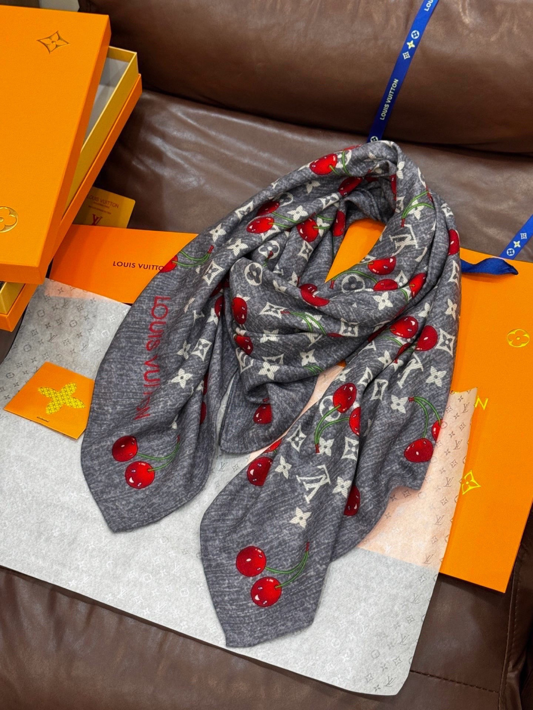 LV X TM MONOGRAMCERISE 140丝绒方巾【140双面丝绒同色】LV × TM Mon