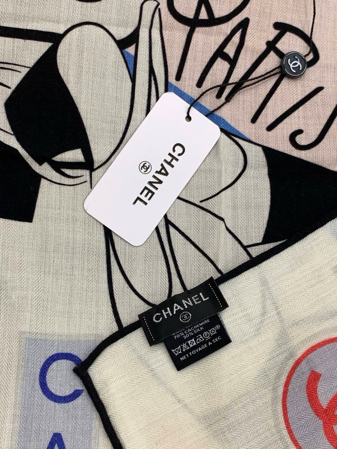 高级成衣系列～Chanel 【140双面同色丝绒披肩】此系列谱写一曲自由轻灵的赞歌本系列作品创新演绎品牌