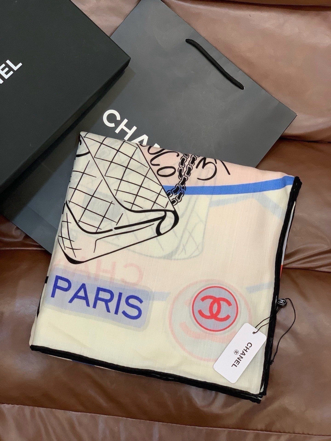 高级成衣系列～Chanel 【140双面同色丝绒披肩】此系列谱写一曲自由轻灵的赞歌本系列作品创新演绎品牌
