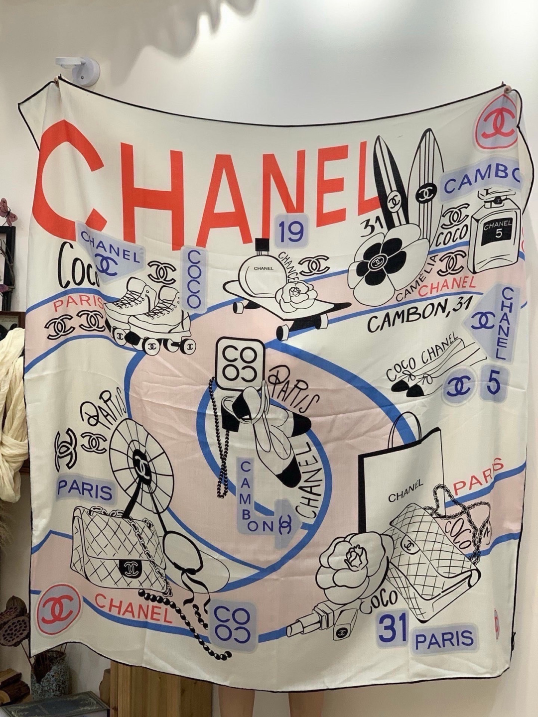 高级成衣系列～Chanel 【140双面同色丝绒披肩】此系列谱写一曲自由轻灵的赞歌本系列作品创新演绎品牌